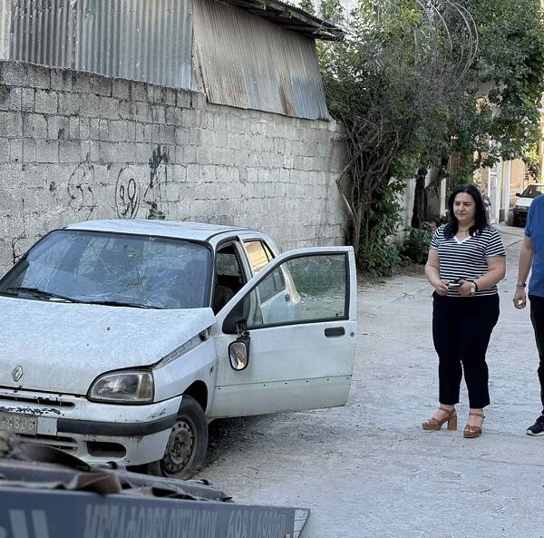 Ξεκίνησε η απομάκρυνση εγκαταλελειμμένων οχημάτων στον Δήμο Τυρνάβου