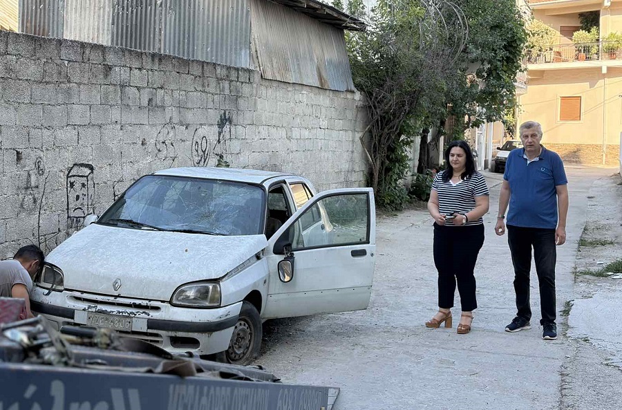 Ξεκίνησε η απομάκρυνση εγκαταλελειμμένων οχημάτων στον Δήμο Τυρνάβου