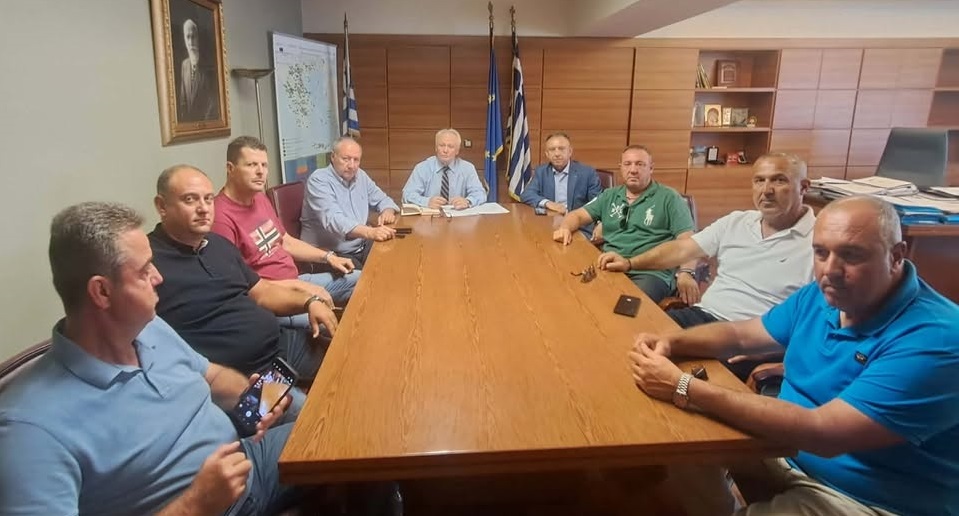 Στον Ι. Ανδριανό για αποζημιώσεις στα αχλάδια, εκπρόσωποι συνεταιρισμών του δήμου Τυρνάβου