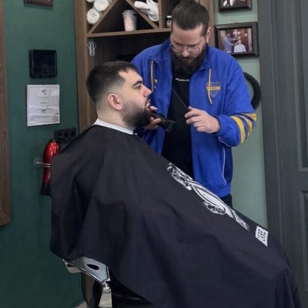 De Barbershop: Ανοιχτό όλο το καλοκαίρι στον Αμπελώνα!