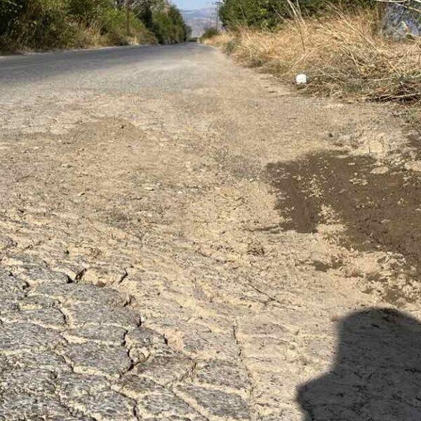 Δρόμος που μοιάζει με βομβαρδισμένο τοπίο…