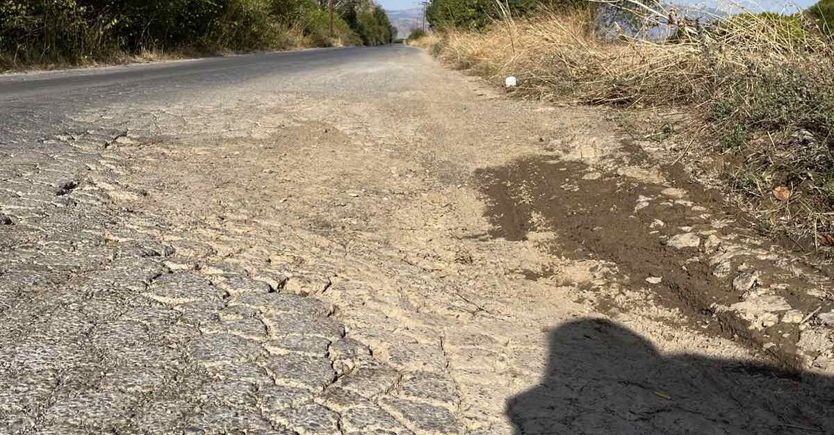 Δρόμος που μοιάζει με βομβαρδισμένο τοπίο…