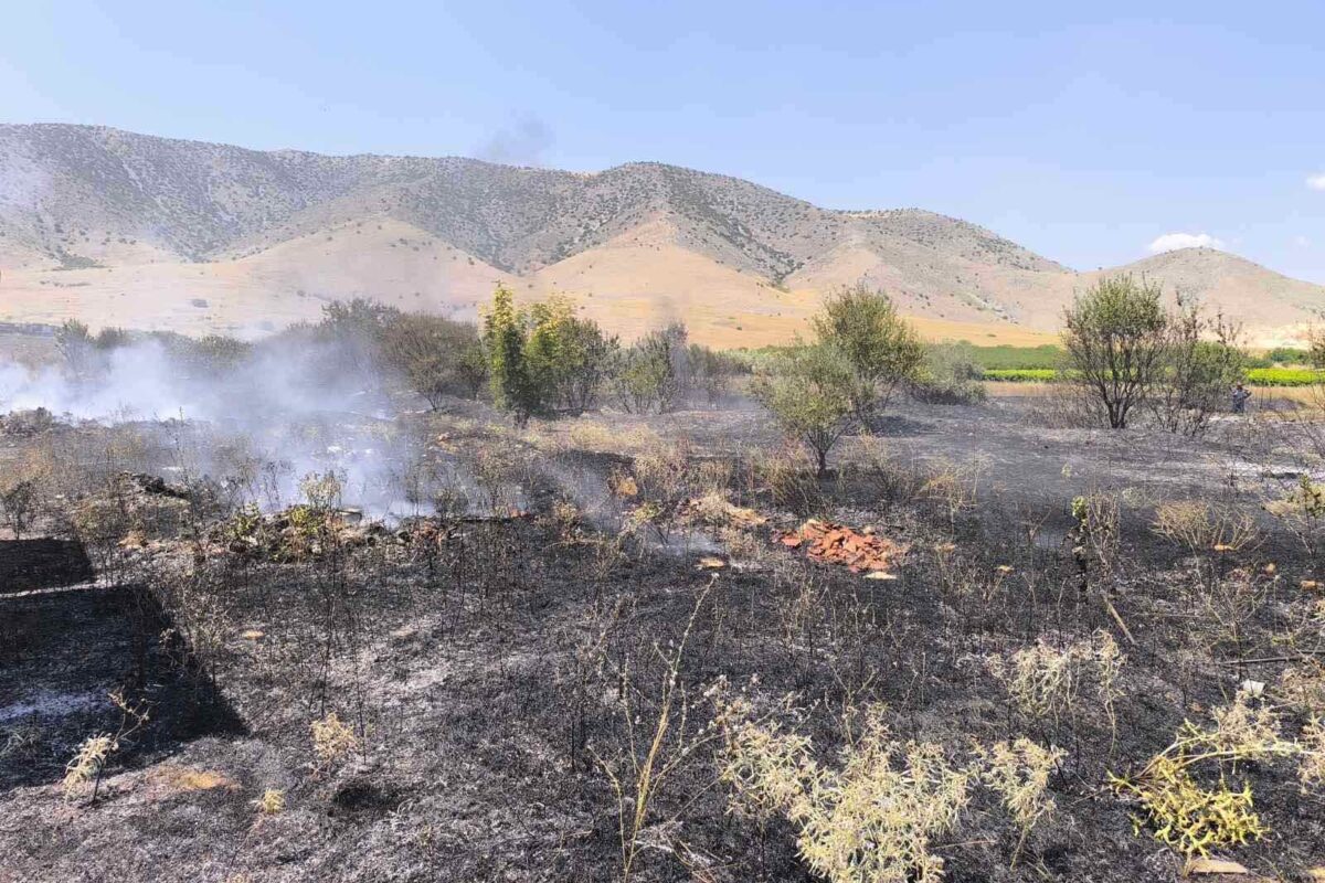 Φωτιά σε ξερά χόρτα πάνω από τον οικισμό των Ρομά