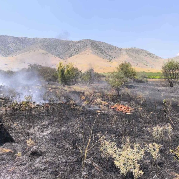 Φωτιά σε ξερά χόρτα πάνω από τον οικισμό των Ρομά