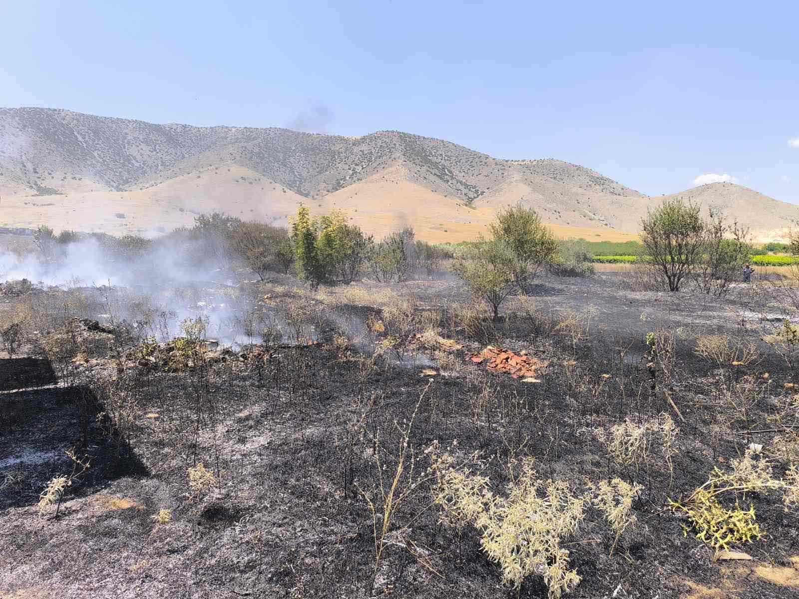 Φωτιά σε ξερά χόρτα πάνω από τον οικισμό των Ρομά
