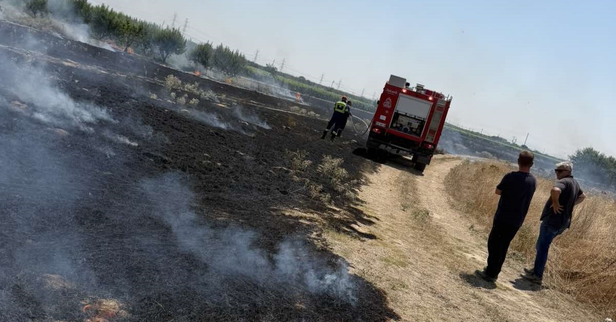 Φωτιά σε υπολείμματα καλλιεργειών σε χωράφι έξω από τον Τύρναβο