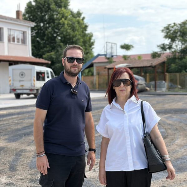 Ολοκληρώθηκαν οι εργασίες διαμόρφωσης του προαύλιου χώρου στο 1ο Δημοτικό Σχολείο Τυρνάβου