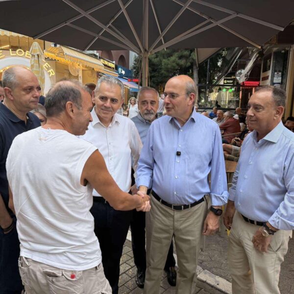 Περιοδεία στο κέντρο της Λάρισας για τον αντιπρόεδρο της κυβέρνησης Κ. Χατζηδάκη