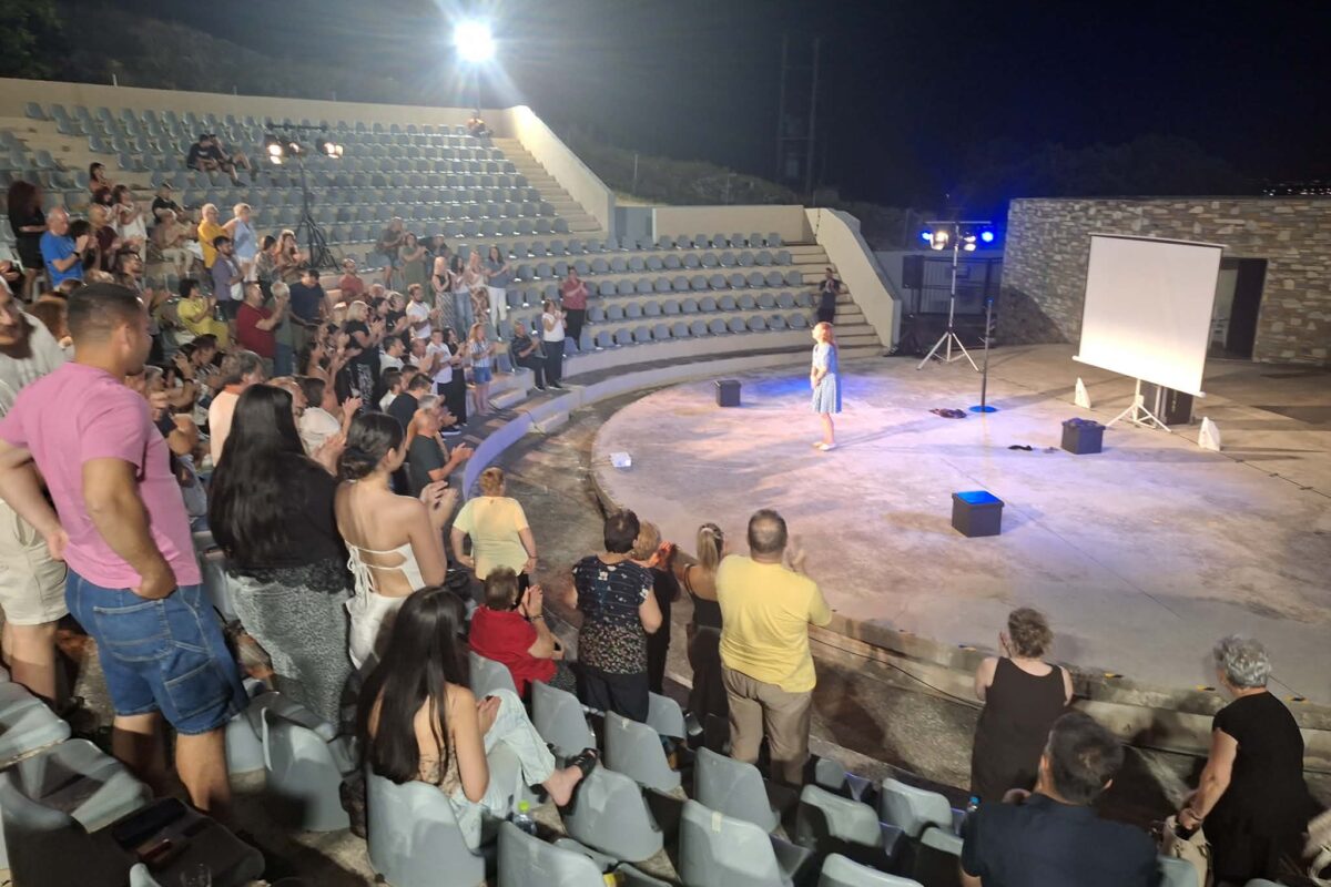 Καθηλωτικός με πολλά μηνύματα ο θεατρικός μονόλογος «Δεκαοχτώ Ενάτου» με τη Δώρα Χρυσικού στον Τύρναβο