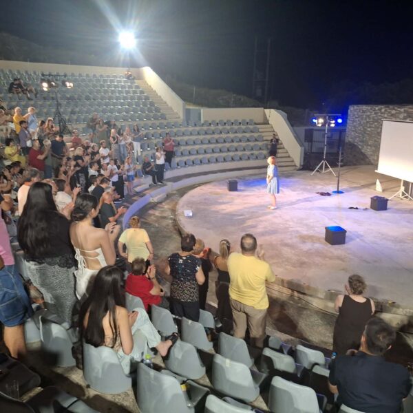 Καθηλωτικός με πολλά μηνύματα ο θεατρικός μονόλογος «Δεκαοχτώ Ενάτου» με τη Δώρα Χρυσικού στον Τύρναβο