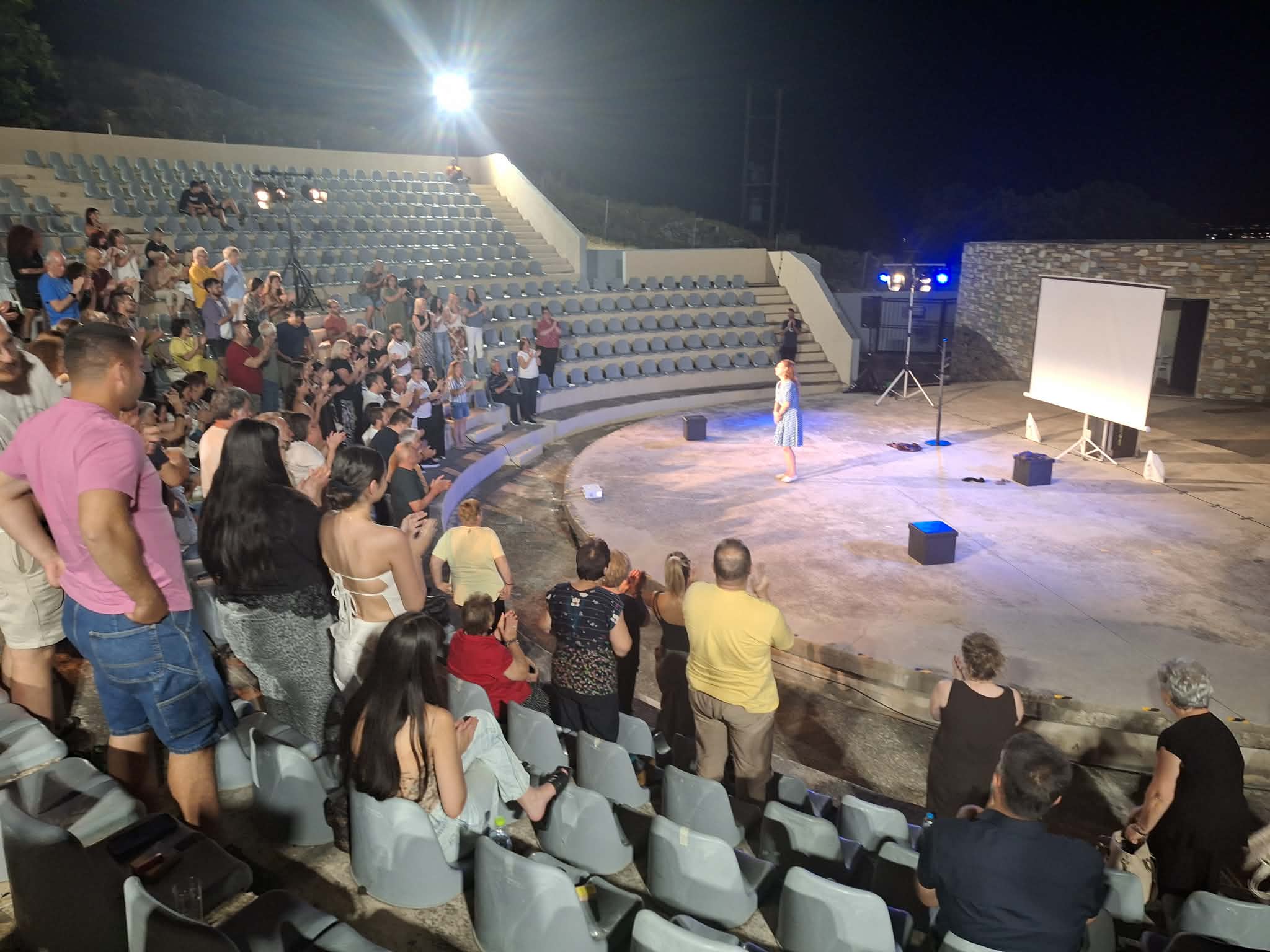 Καθηλωτικός με πολλά μηνύματα ο θεατρικός μονόλογος «Δεκαοχτώ Ενάτου» με τη Δώρα Χρυσικού στον Τύρναβο