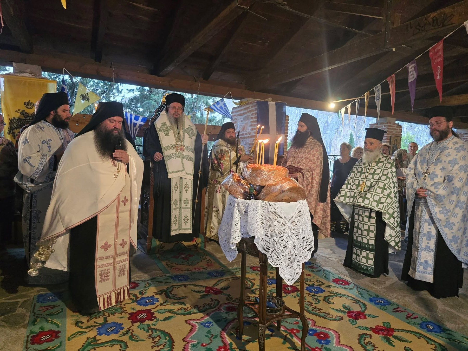 Χοροστατούντος του μητροπολίτη Ιερώνυμου ο εσπερινός στη Μονή Προφήτη Ηλία στον Τύρναβο