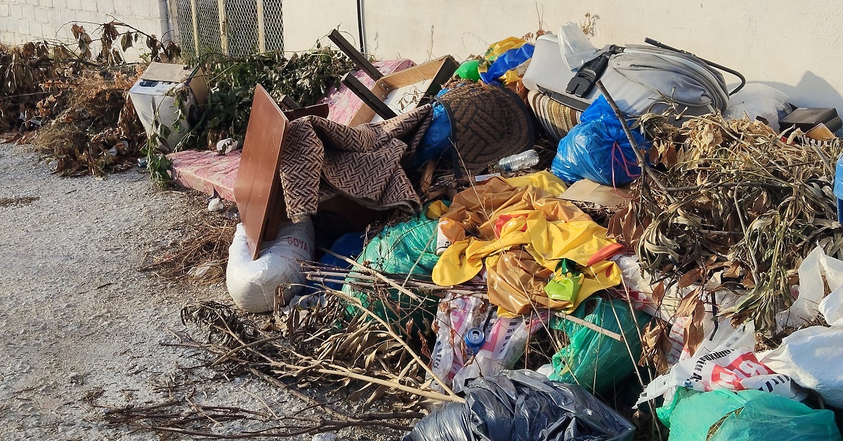 Απαράδεκτη κατάσταση με τα σκουπίδια στους δρόμους της Τσαριτσάνης