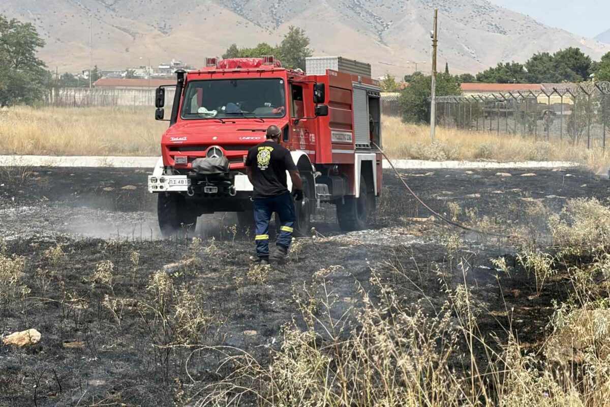 Άμεση επέμβαση απέτρεψε τα χειρότερα σε πυρκαγιά πλησίον του στρατοπέδου «Σχοινά» στον Τύρναβο