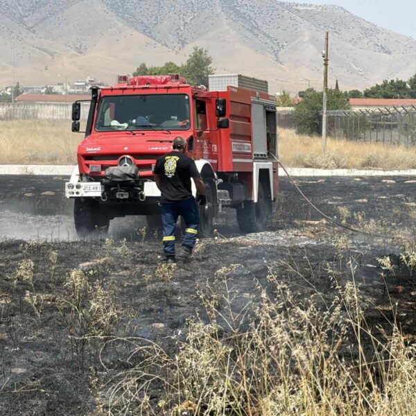 Άμεση επέμβαση απέτρεψε τα χειρότερα σε πυρκαγιά πλησίον του στρατοπέδου «Σχοινά» στον Τύρναβο