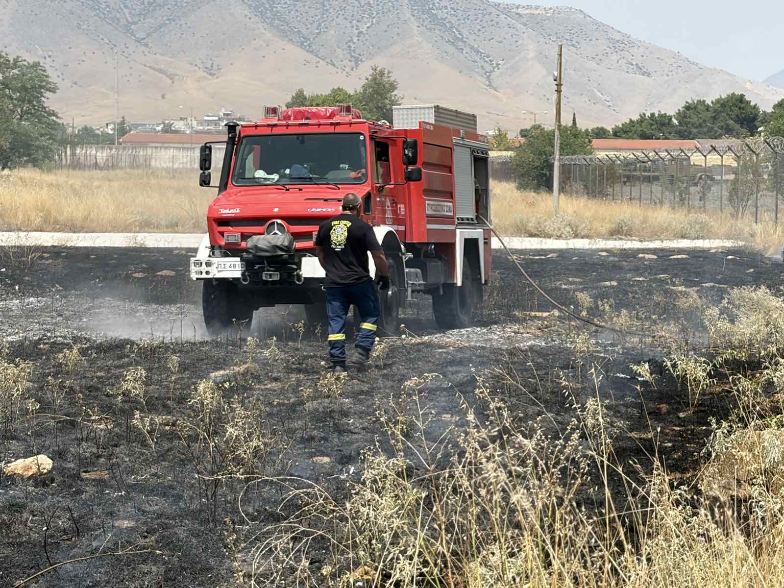 Άμεση επέμβαση απέτρεψε τα χειρότερα σε πυρκαγιά πλησίον του στρατοπέδου «Σχοινά» στον Τύρναβο