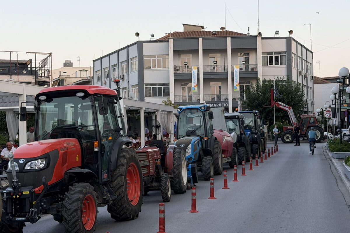 Με τη δύναμη των τρακτέρ διεκδικούν δίκαιες αποζημιώσεις οι χαλαζόπληκτοι του δήμου Τυρνάβου