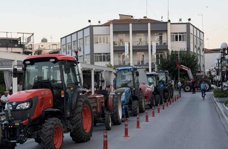 Με τη δύναμη των τρακτέρ διεκδικούν δίκαιες αποζημιώσεις οι χαλαζόπληκτοι του δήμου Τυρνάβου