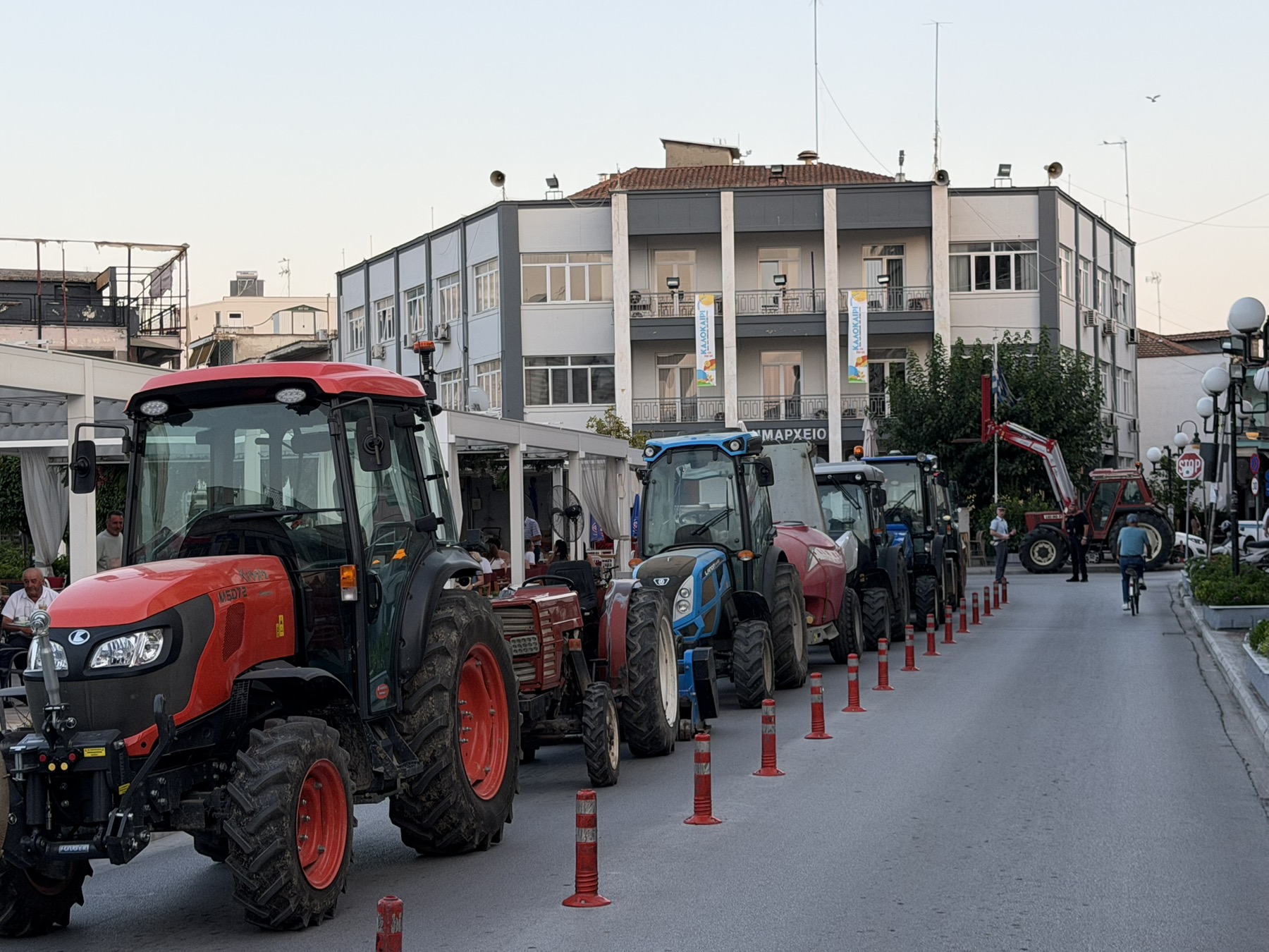 Με τη δύναμη των τρακτέρ διεκδικούν δίκαιες αποζημιώσεις οι χαλαζόπληκτοι του δήμου Τυρνάβου