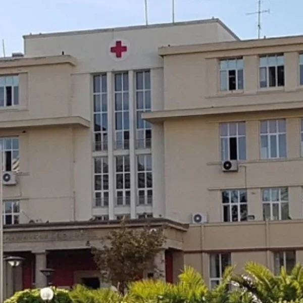 Ερυθρός Σταυρός: Ασθενής ξυλοκόπησε νοσηλεύτρια, χτύπησε το κεφάλι της σε πόρτα – Η καταγγελία της ΠΟΕΔΗΝ
