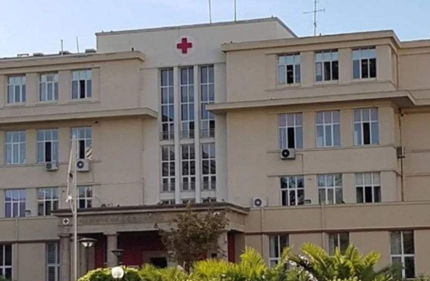 Ερυθρός Σταυρός: Ασθενής ξυλοκόπησε νοσηλεύτρια, χτύπησε το κεφάλι της σε πόρτα – Η καταγγελία της ΠΟΕΔΗΝ