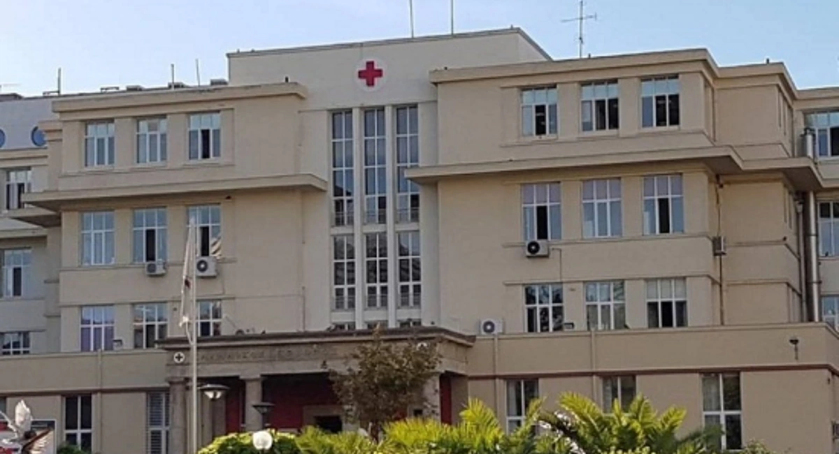 Ερυθρός Σταυρός: Ασθενής ξυλοκόπησε νοσηλεύτρια, χτύπησε το κεφάλι της σε πόρτα – Η καταγγελία της ΠΟΕΔΗΝ