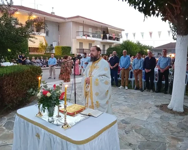 Πλήθος πιστών στο παρεκκλήσι του Αγίου Αλεξάνδρου στον Αμπελώνα