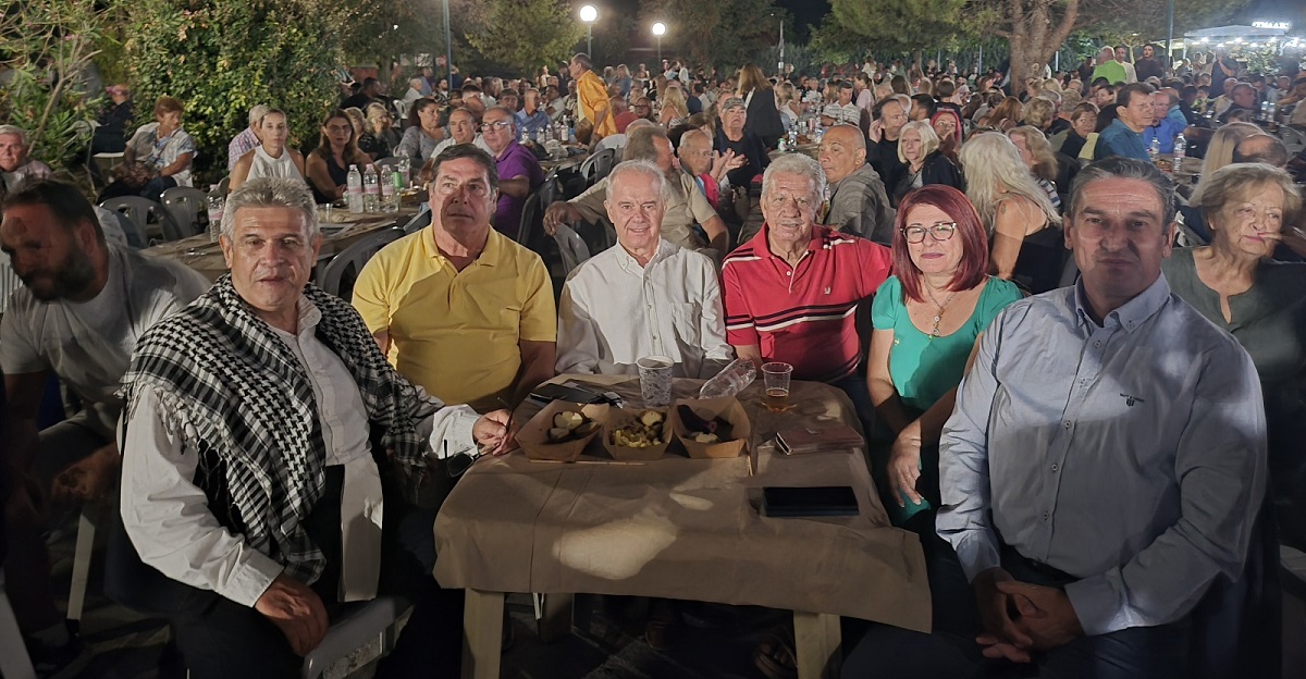 Καστρί Λουτρό: Μια πλατεία γεμάτη κόσμο, παράδοση και γλέντι μέχρι το πρωί