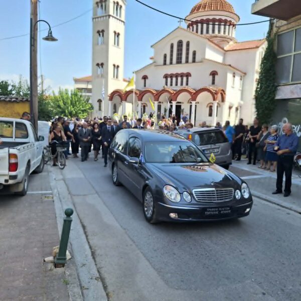 Ο Τύρναβος αποχαιρέτησε με θλίψη και χειροκροτήματα τον δήμαρχο Δημήτρη Κουγιώνη