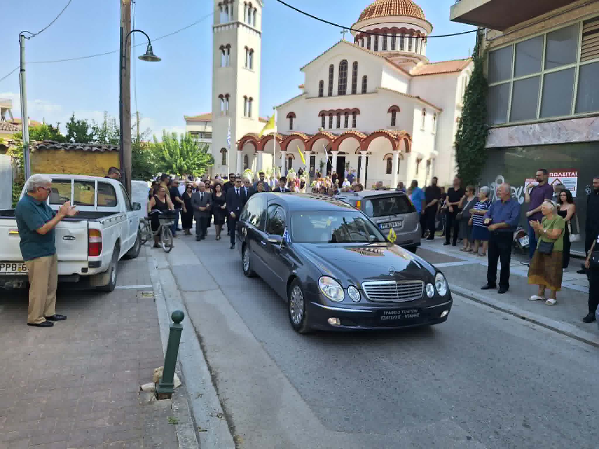 Ο Τύρναβος αποχαιρέτησε με θλίψη και χειροκροτήματα τον δήμαρχο Δημήτρη Κουγιώνη