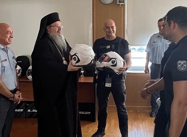 Η Μητρόπολη δώρισε 40 κράνη μηχανής στο τμήμα Αμεσης Δράσης της Δ.Α. Λάρισας