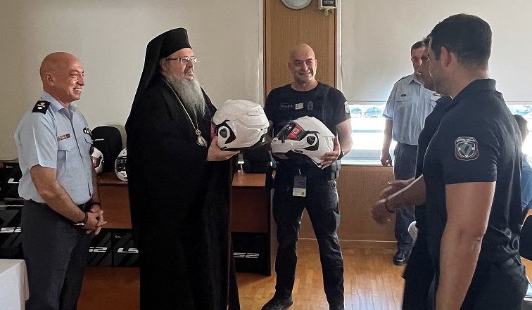 Η Μητρόπολη δώρισε 40 κράνη μηχανής στο τμήμα Αμεσης Δράσης της Δ.Α. Λάρισας