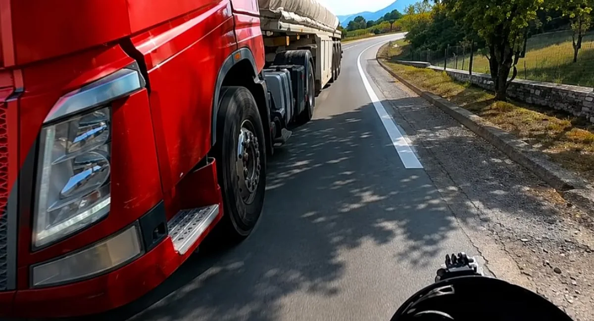 Ταυτοποιήθηκε ο οδηγός του βυτιοφόρου που έτρεχε με ιλλιγγιώδη ταχύτητα – Σοκάρει το βίντεο με μοτοσικλετιστή