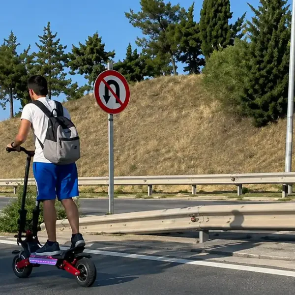 Πρωταθλητές σε παραβάσεις για κράνος στη Θεσσαλία οι οδηγοί πατινιών