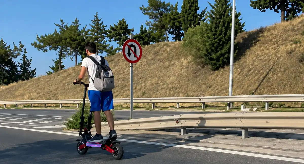 Πρωταθλητές σε παραβάσεις για κράνος στη Θεσσαλία οι οδηγοί πατινιών