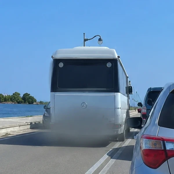 Λευκάδα: Τουριστικό λεωφορείο κάνει επικίνδυνη προσπέραση πάνω στη γέφυρα – Οδηγός «κολλάει» στο στηθαίο