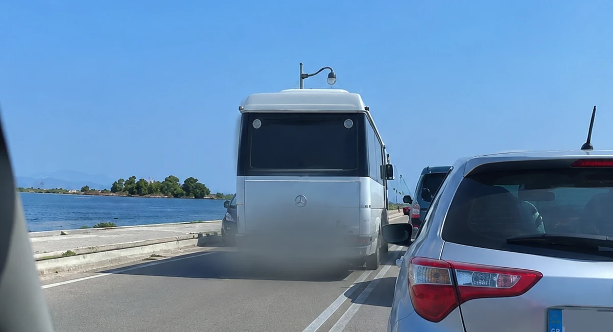 Λευκάδα: Τουριστικό λεωφορείο κάνει επικίνδυνη προσπέραση πάνω στη γέφυρα – Οδηγός «κολλάει» στο στηθαίο