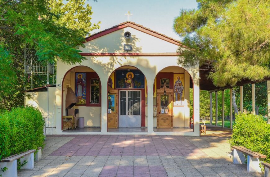 Βέβηλοι έκλεψαν Ευαγγέλιο και αφόδευσαν μέσα στο εκκλησάκι του αγίου Τρύφωνα στον Αμπελώνα