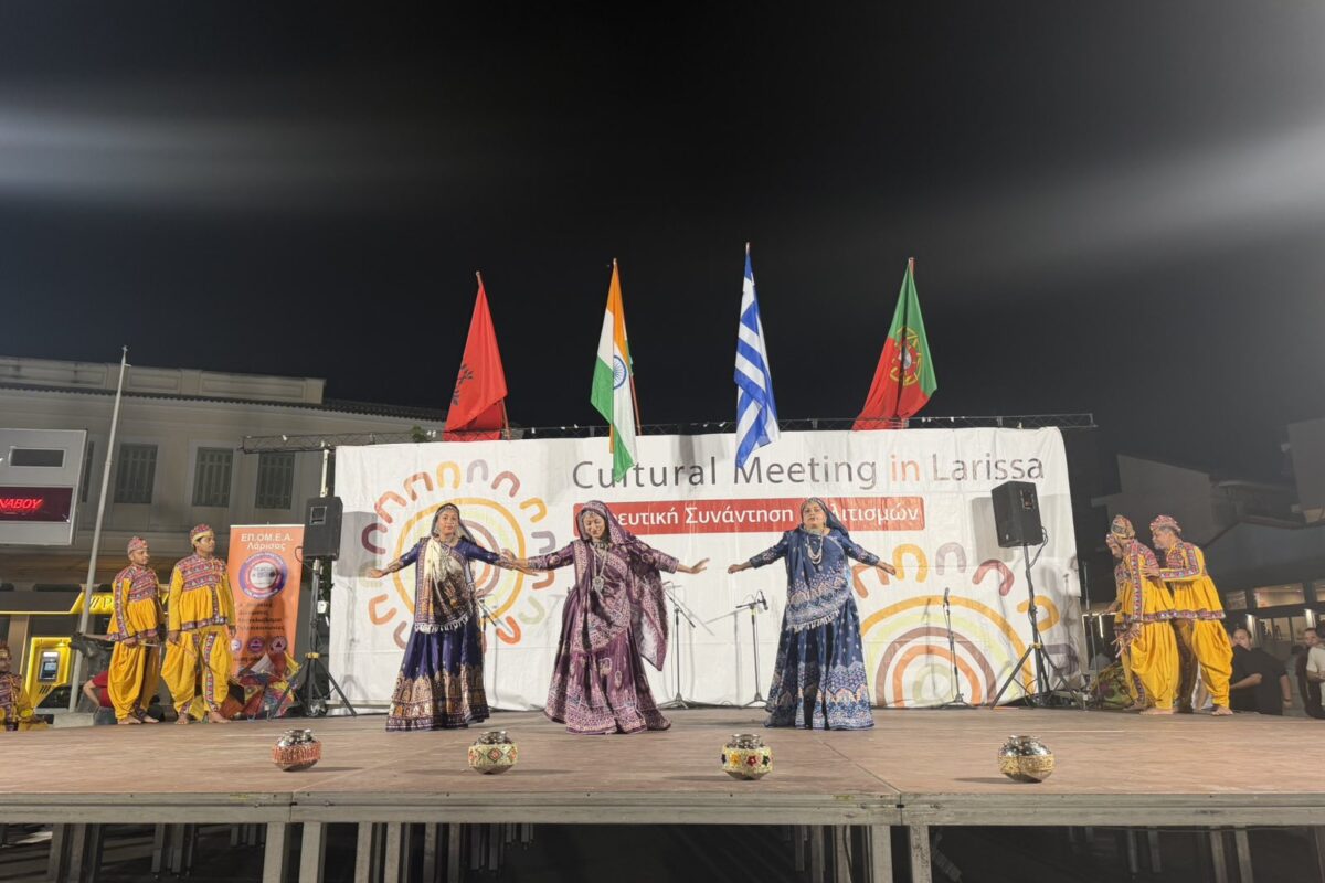 Πλήθος κόσμου παρακολούθησε τη χορευτική συνάντηση πολιτισμών στον Τύρναβο