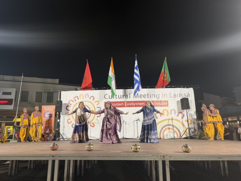 Πλήθος κόσμου παρακολούθησε τη χορευτική συνάντηση πολιτισμών στον Τύρναβο