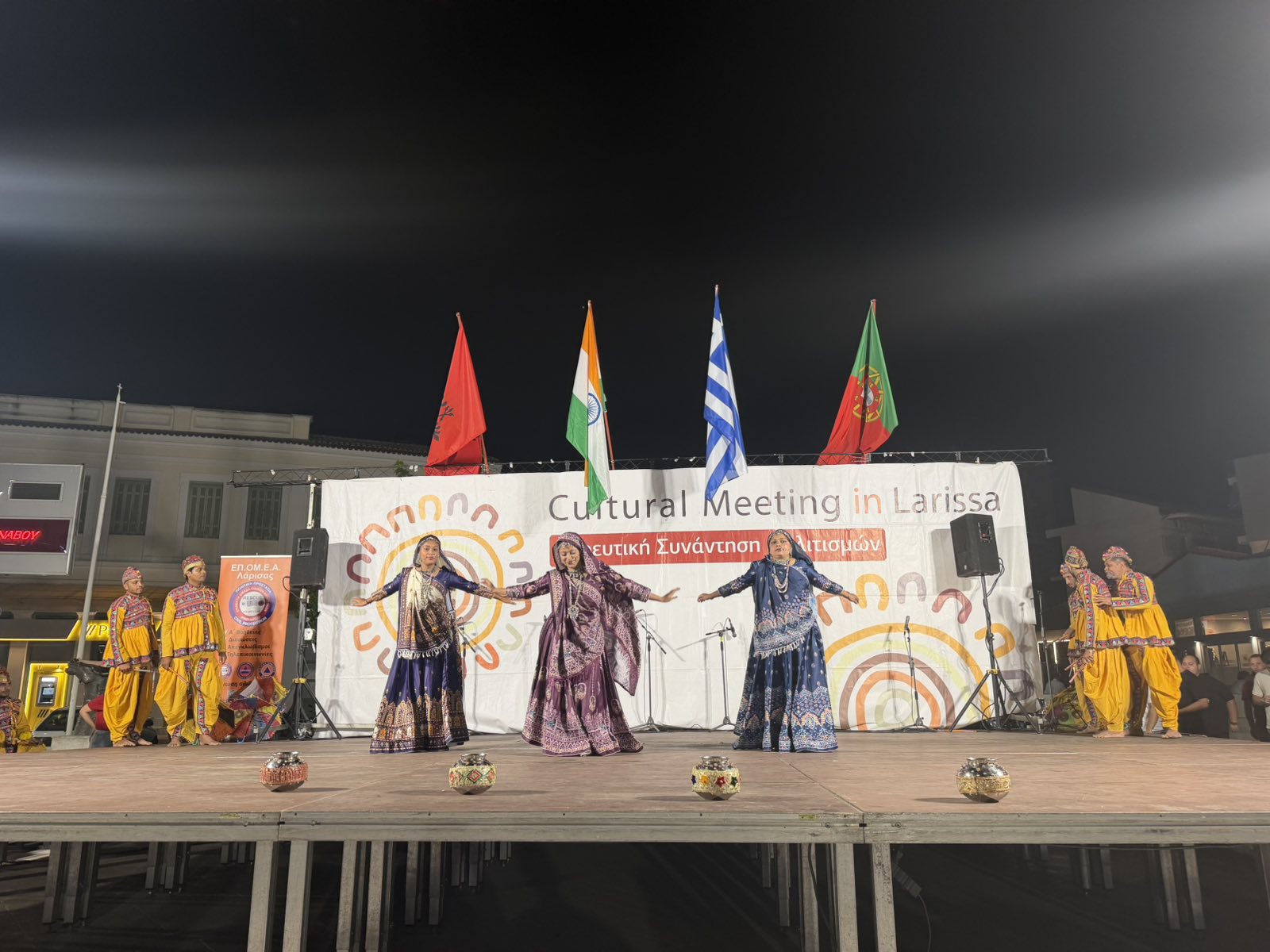 Πλήθος κόσμου παρακολούθησε τη χορευτική συνάντηση πολιτισμών στον Τύρναβο