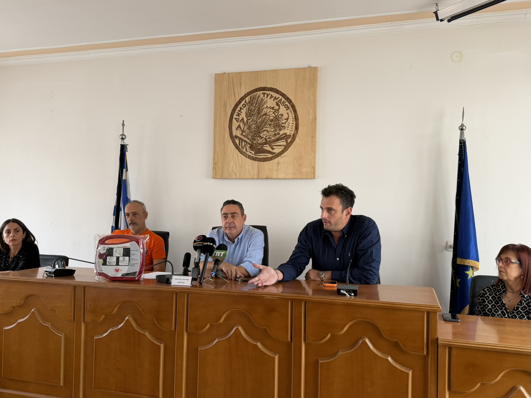 Δωρεά ζωής από τον δήμο Τυρνάβου στην τοπική κοινωνία – Δημιουργείται δίκτυο 10 απινιδωτών