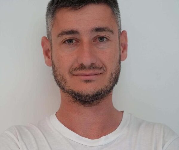 Νέα χορηγία αθλητικού εξοπλισμού από τον Θεόδωρο Δαβιώτη στον Π.Ο.Ε. – Σταθερά δίπλα στην Ελασσόνα