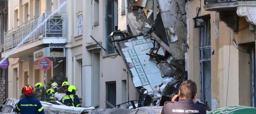 Ισχυρή έκρηξη σε κτήριο στην Πλάκα, τραυματίστηκε περαστικός, απεγκλωβίστηκαν δύο γυναίκες