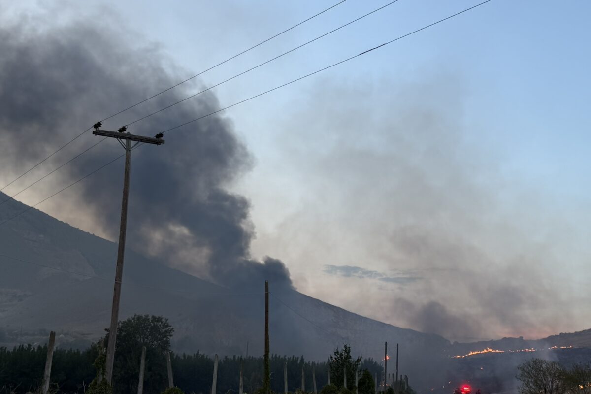 Αποπνικτική ατμόσφαιρα στον Τύρναβο λόγω φωτιάς σε σκουπιδότοπο