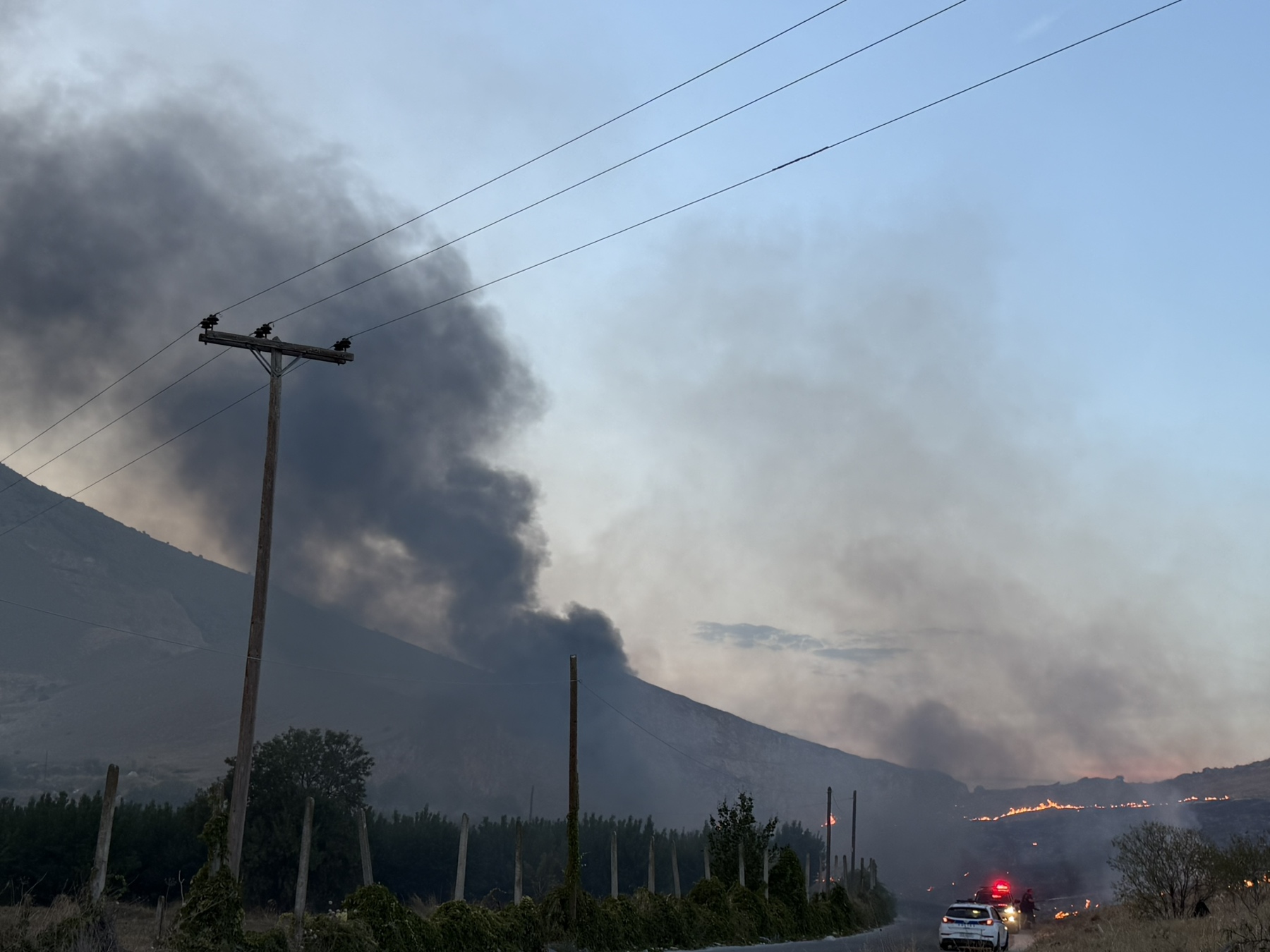 Αποπνικτική ατμόσφαιρα στον Τύρναβο λόγω φωτιάς σε σκουπιδότοπο