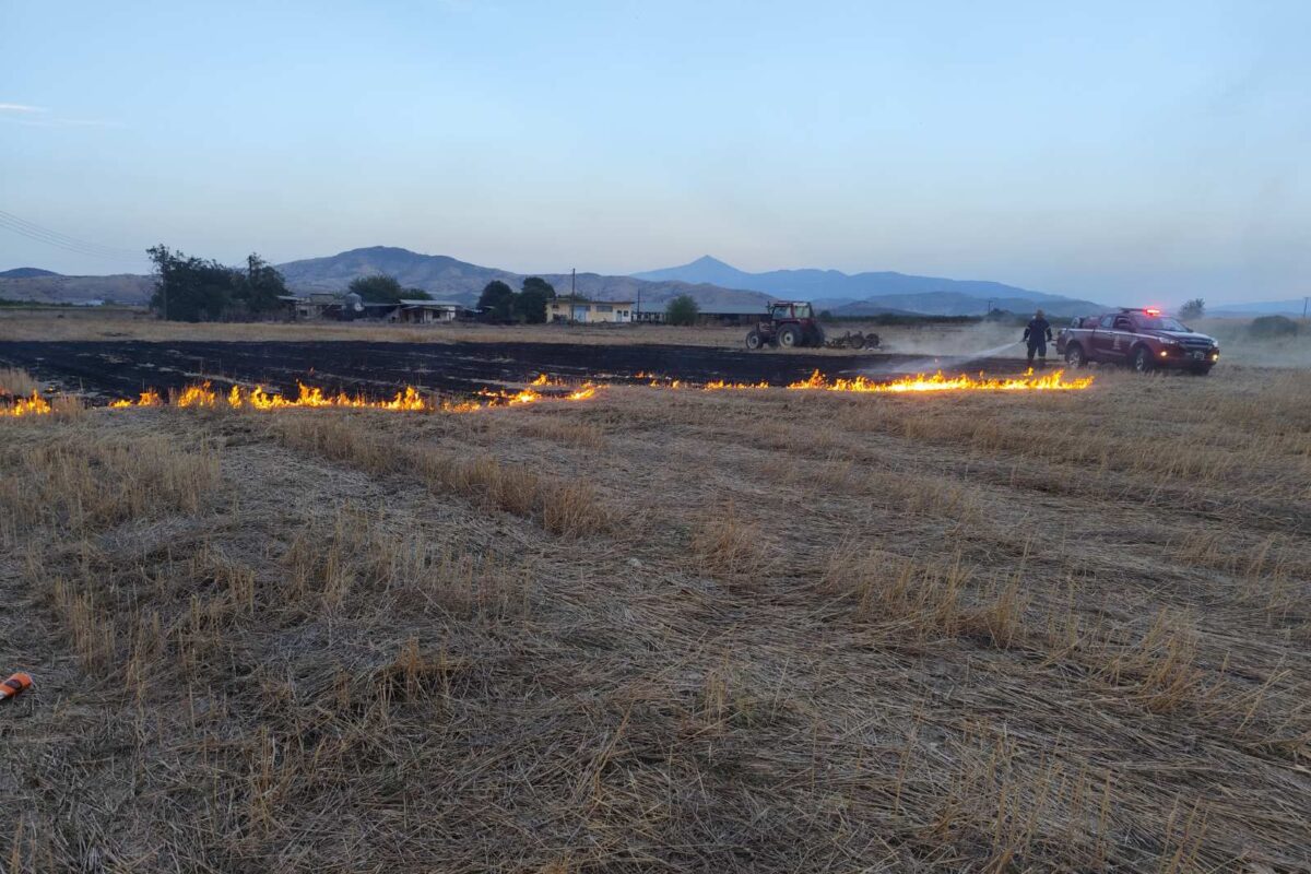Ανησυχία για φωτιά σε χωράφι κοντά σε σπίτια στον Βρυότοπο