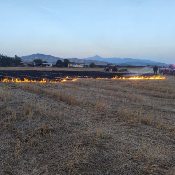 Ανησυχία για φωτιά σε χωράφι κοντά σε σπίτια στον Βρυότοπο