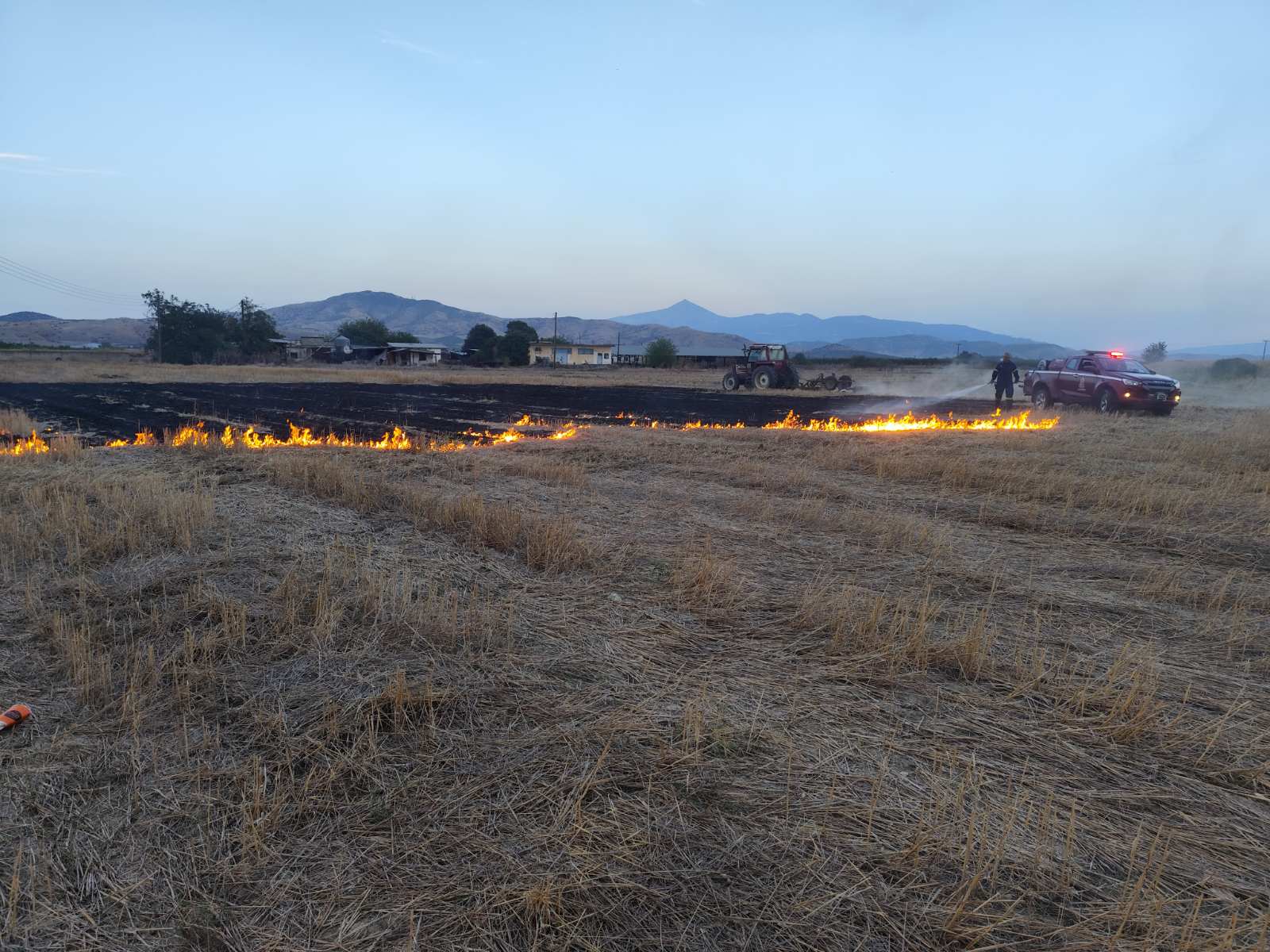 Ανησυχία για φωτιά σε φωτιά κοντά σε σπίτια στον Βρυότοπο