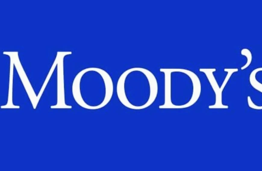 Moody’s: Δεν αναβάθμισε την Ελλάδα – Τί πραγματικά λέει για χρέος, παραγωγικότητα και υπερχρεωμένα νοικοκυριά